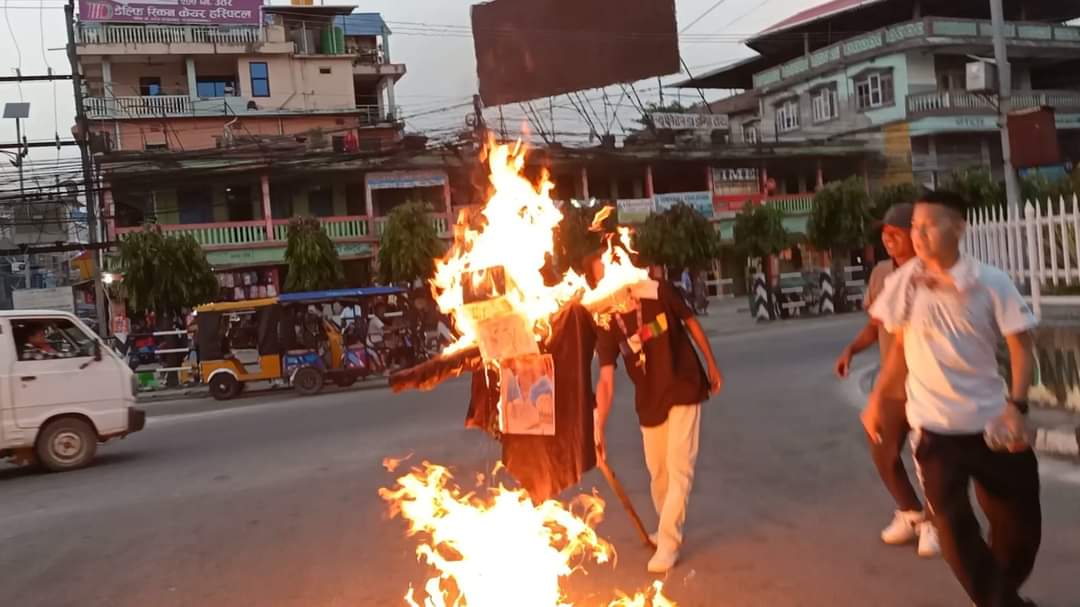 झापामा विप्लवका कार्यकर्ताले जलाए भारतीय प्रधानमन्त्री मोदीको पुतला