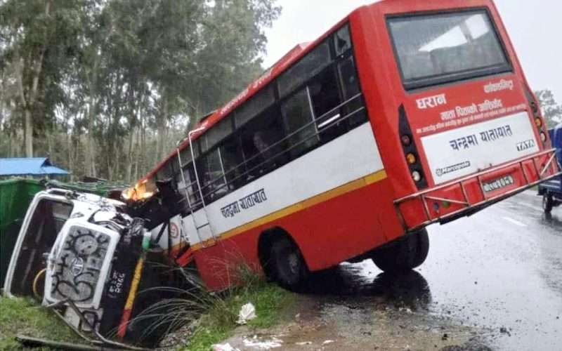 झापाको चुलाचुलीमा बस र टिपर ठोक्किँदा २१ यात्रु घाइते