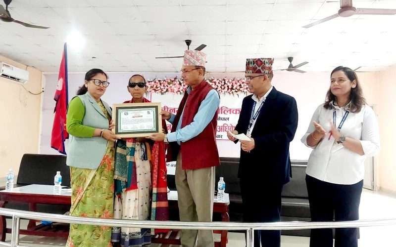 मेचीनगरले गर्यो महिला स्वास्थ्य स्वयंसेविकालाई एक लाख नगदसहित सम्मान