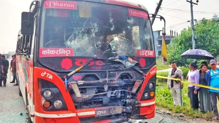 झापामा बसको ठक्करबाट मोटरसाइकल चालकको मृत्यु , पूर्वपश्चिम राजमार्ग तनावग्रस्त