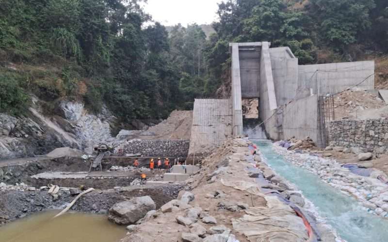 सिद्धी हाइड्रोका कारण रोङका आधा दर्जन घर जोखिममा