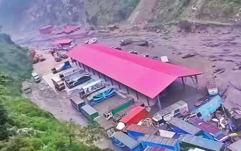 रसुवामा चीनतर्फबाट आएको भीषण बाढीले मितेरी पुल बगायो, ११ उद्धारकर्मी फसे