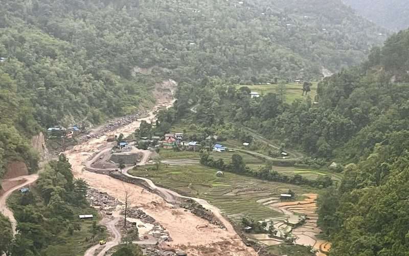 बाढीले डाइभर्सन बगाउँदा मेची राजमार्ग र तमोर करिडोर अवरुद्ध