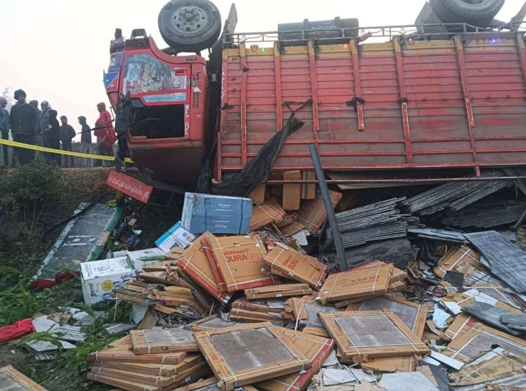 सुनसरीमा मार्बल बोकेको ट्रक दुर्घटना, पाँच जनाको मृत्यु