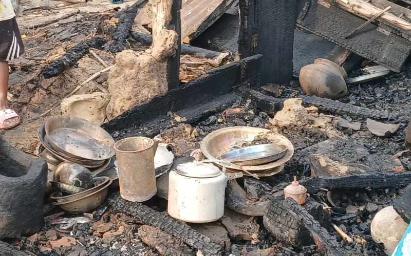 गौरादहमा चट्याङ लागेर आगलागि, दुई लाख पचास हजार बराबरको क्षति