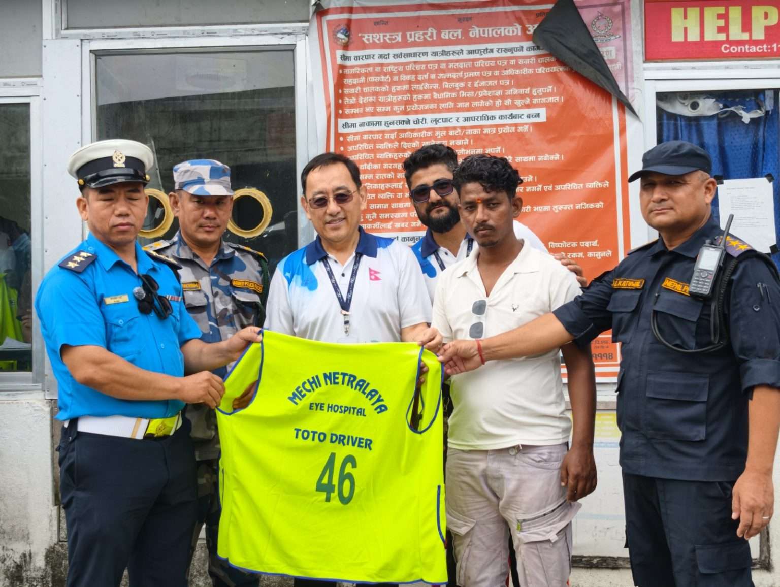 अन्तर्राष्ट्रिय श्रमिक दिवसको अवसरमा काँकडभिट्टाका सिटी सफारी चालकलाई रिफ्लेक्टिभ ड्रेस वितरण