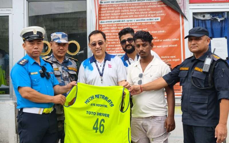 अन्तर्राष्ट्रिय श्रमिक दिवसको अवसरमा काँकडभिट्टाका सिटी सफारी चालकलाई रिफ्लेक्टिभ ड्रेस वितरण