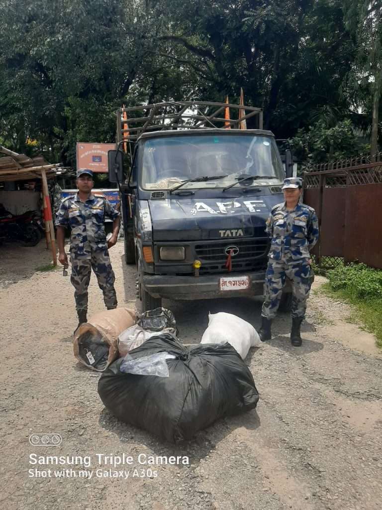 जोरसिमलबाट भन्सार छलीका कपडा बरामद