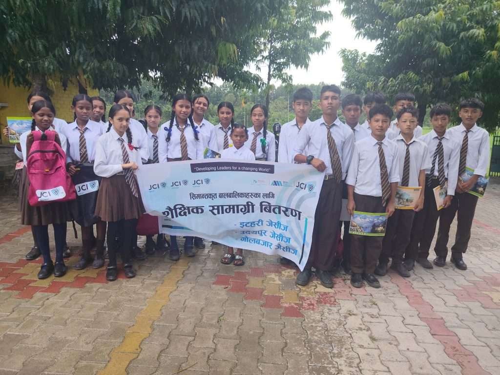 इटहरी, उदयपुर र गोलबजार जेसीजद्वारा विद्यार्थीलाई शैक्षिक सामग्री वितरण