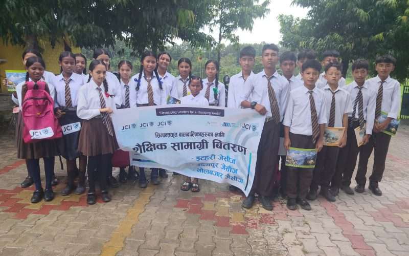 इटहरी, उदयपुर र गोलबजार जेसीजद्वारा विद्यार्थीलाई शैक्षिक सामग्री वितरण