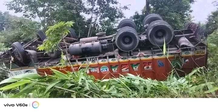 इलाममा बेली ब्रिजको सामान बोकेको ट्रक दुर्घटना, एक जनाको मृत्यु